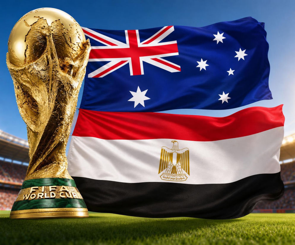 Złoty Puchar Świata na tle flag Australii i Egiptu nad murawą. O meczu 1/16 finału przeczytasz na SE Supersport.