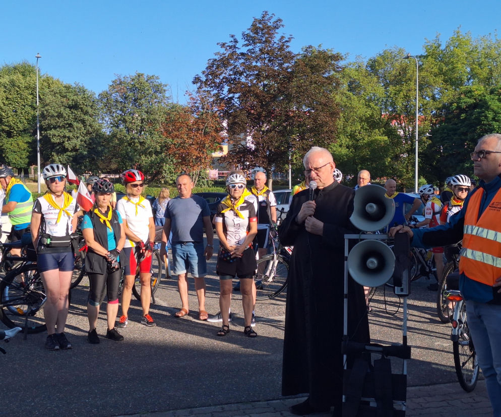 Ksiądz przemawia do rowerzystów przed kościołem w Głogowie. O pielgrzymce pątników przeczytasz na Radioplus.