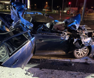 Koszmar pod Piasecznem. Auto kompletnie zmiażdżone po starciu z tirem