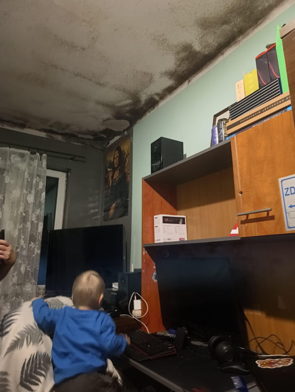 Dramat 7-osobowej rodziny z Czerwionki-Leszczyn. Żyją w zapleśniałym mieszkaniu