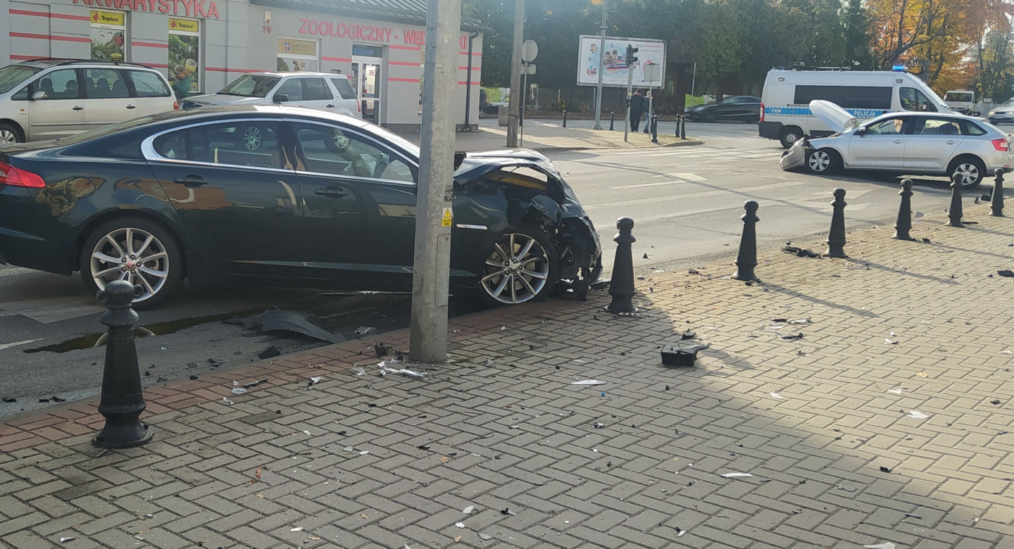 Jaguar staranował Skodę. Sprawca wypadku walczy o życie