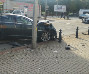 Jaguar staranował Skodę. Sprawca wypadku walczy o życie