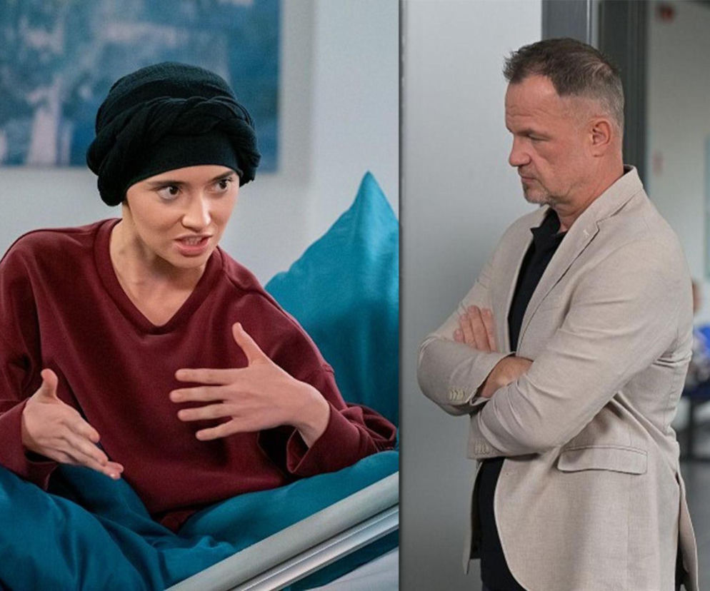 Zirytowana Angelika (Patrycja Franczak) w czarnym turbanie i bordowej bluzie, siedząca na szpitalnym łóżku, gestykuluje w stronę ojca Bolesława (Dawid Zawadzki), który stoi z założonymi rękami. Scena z serialu Pierwsza miłość, o której możesz przeczytać na Super Seriale.