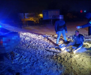 Chciał uciec w trakcie kontroli. Policjant wskoczył mu do auta w ostatniej chwili