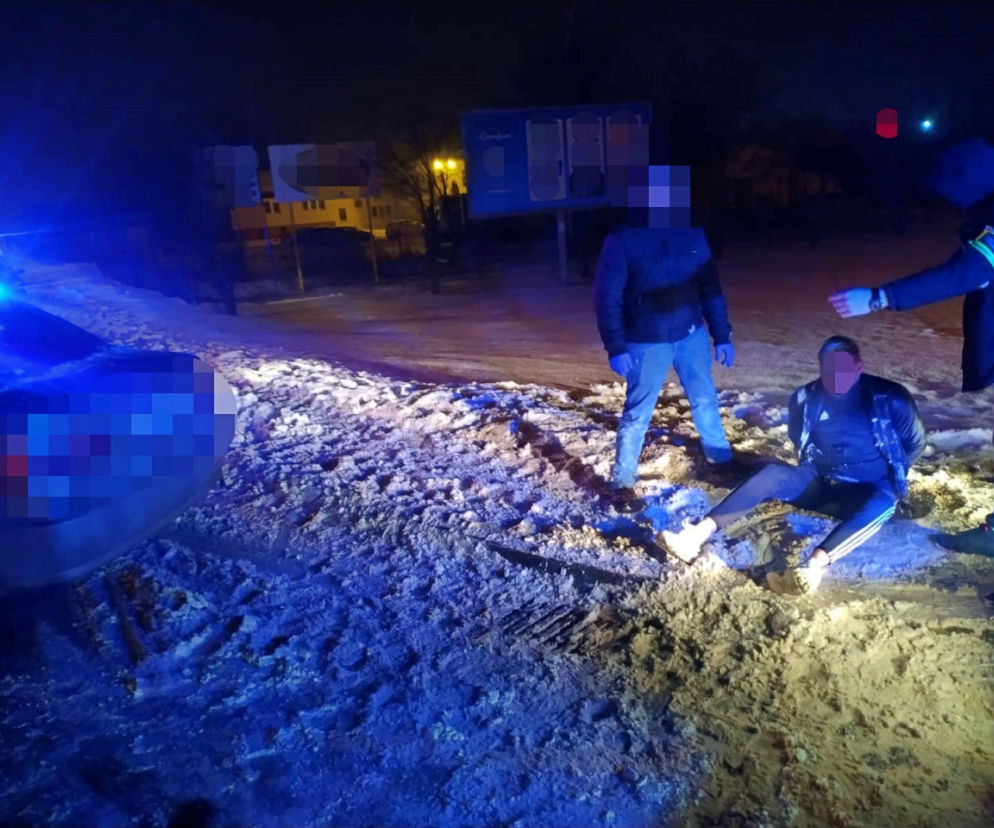 Chciał uciec w trakcie kontroli. Policjant wskoczył mu do auta w ostatniej chwili