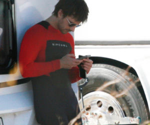 Maciej Musiał nad morzem z deską