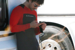 Maciej Musiał nad morzem z deską