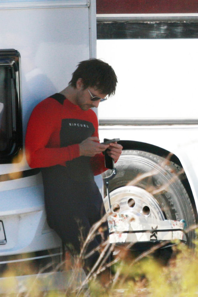 Maciej Musiał nad morzem z deską