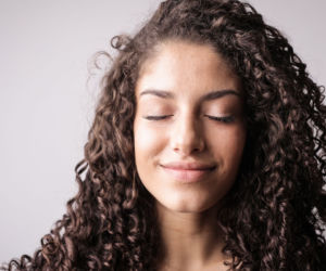 Kręcone włosy puszą się i wyglądają jak siano? Ta technika stylizacji pomaga wydobyć skręt i wygładzić pasma