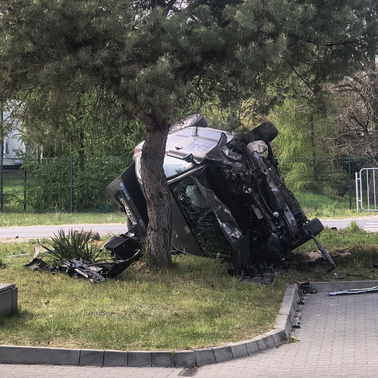 Auto dachowało i zatrzymało się na drzewie. Dwie młode osoby poważnie ranne