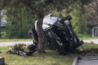 Auta w rowie i na drzewie, wezwano śmigłowce LPR. Sześć osób poszkodowanych