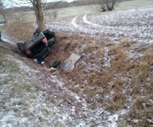 Zima zaskoczyła drogowców i kierowców. Jeden skończył w rowie