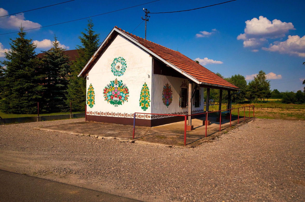 To najpiękniejsza wieś w Małopolsce według AI. Jej ozdobą się malowane domy