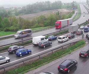 Poważny wypadek na zakopiance. Zderzenie samochodu z motocyklem