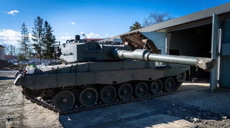 Koniec ery T-72 w Czechach. 42 czołgi Leopard 2A4 w komplecie