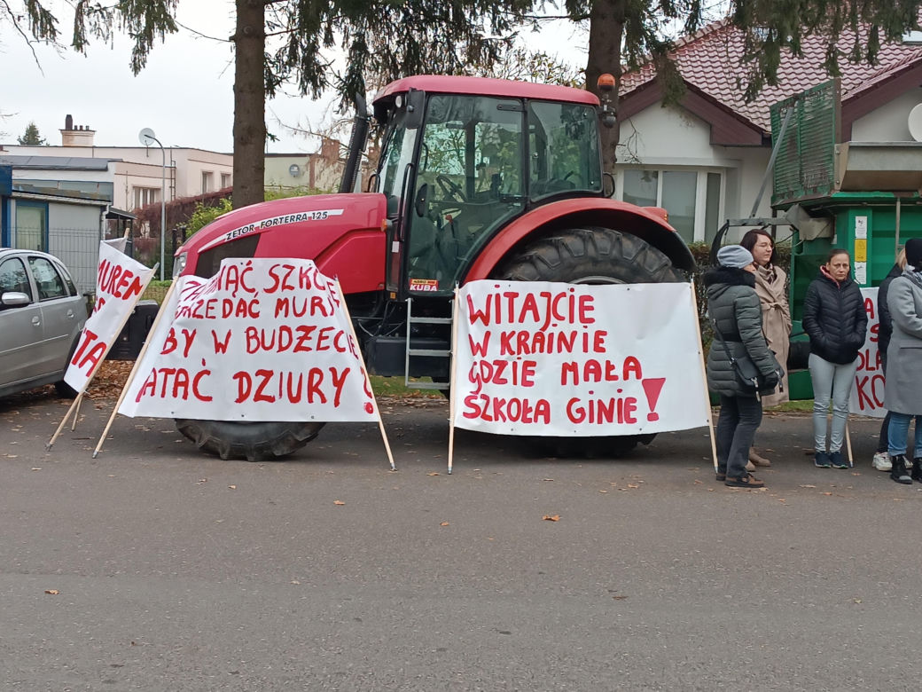 Protest pod Urzędem Gminy w Grucie