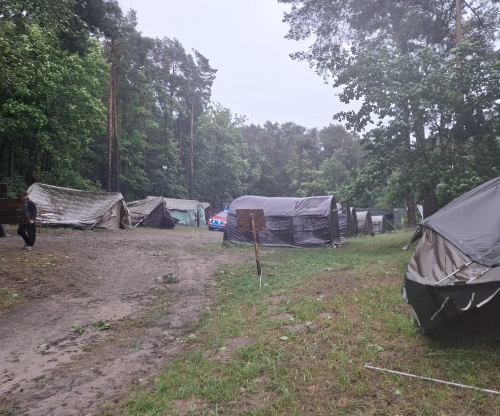 Zniszczone namioty na obozie harcerskim we Fromborku pod lasem. O ewakuacji przeczytasz na Eska Olsztyn.
