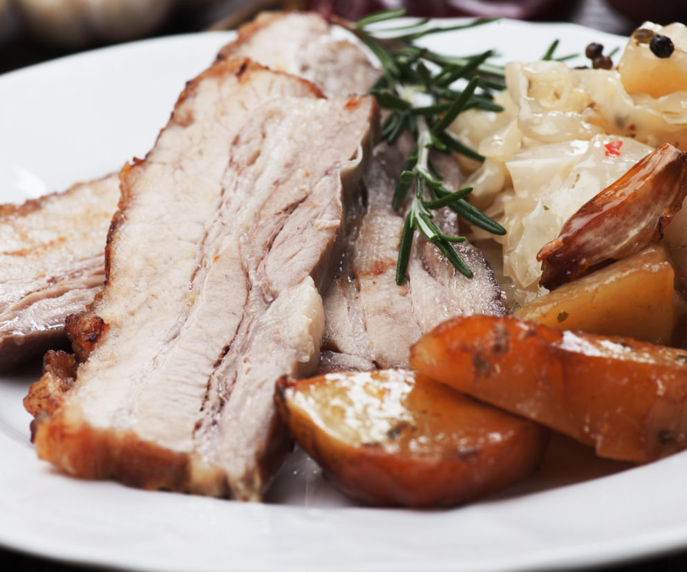 Ten boczek pieczony w rękawie wychodzi perfekcyjny. Prosty przepis na obiad i domową wędlinę