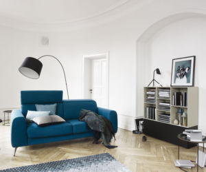 Nowe trendy: niebieska sofa na nożkach 