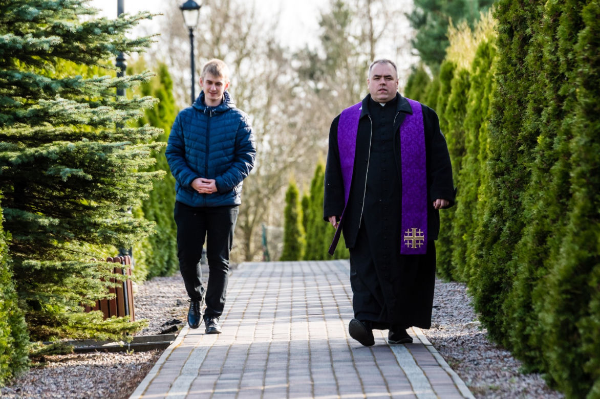 Ksiądz spowiada, spacerując [ZOBACZ ZDJĘCIA]