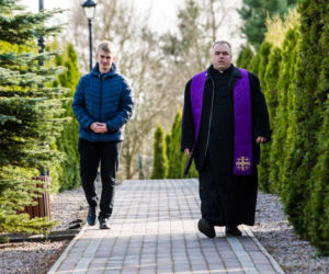 Ksiądz spowiada, spacerując [ZOBACZ ZDJĘCIA]