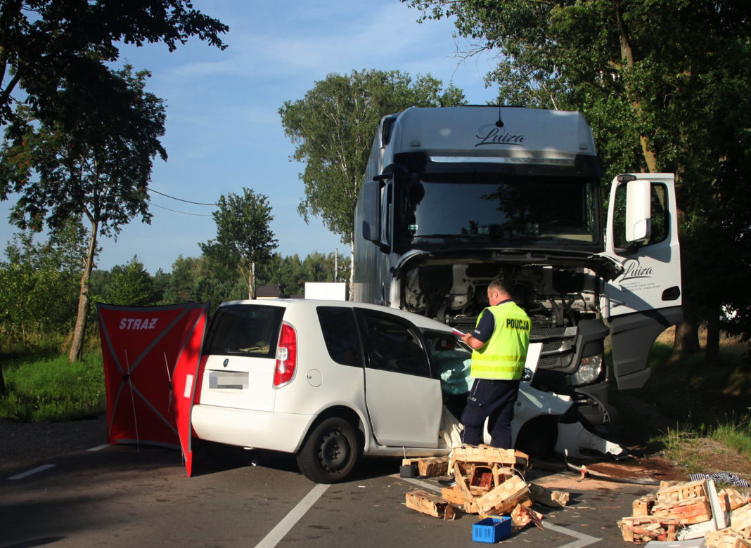 Potworny wypadek pod Siedlcami. 69-latka zmiażdżona przez tira. Wcześniej sprzedawała truskawki