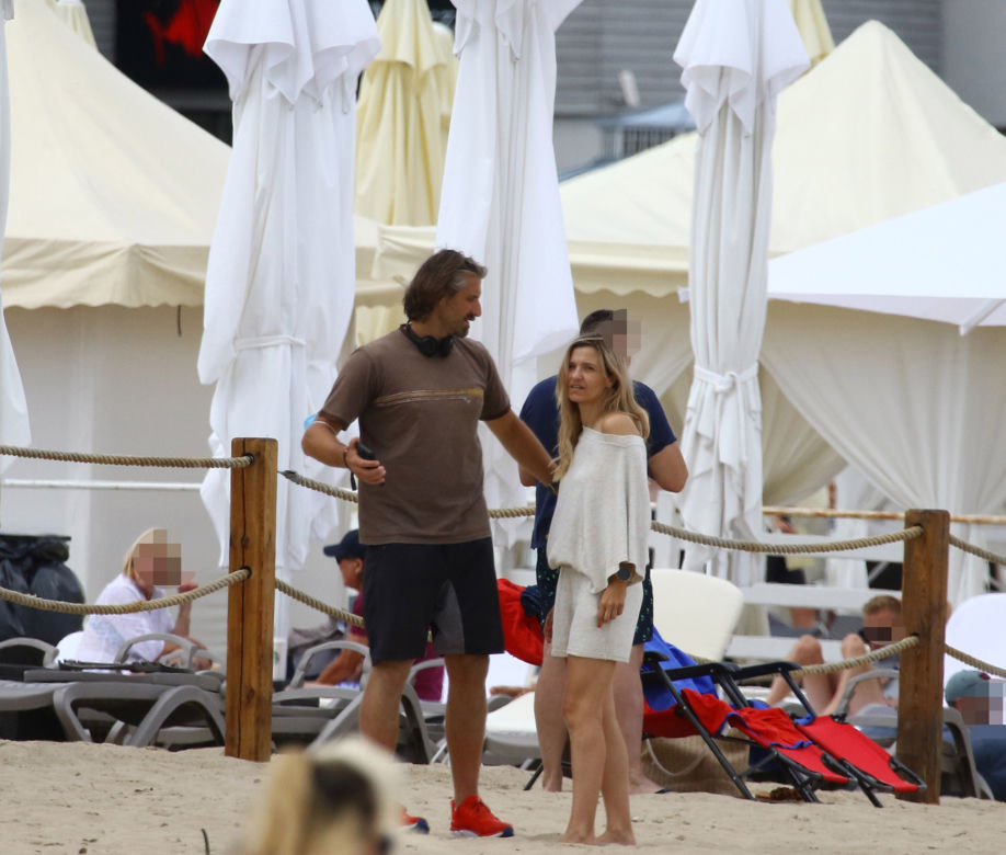 Koroniewska z Dowborem całują się na plaży