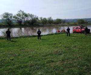 Zaginął 48-latek. Policjanci, strażacy i żołnierze sprawdzają brzeg rzeki