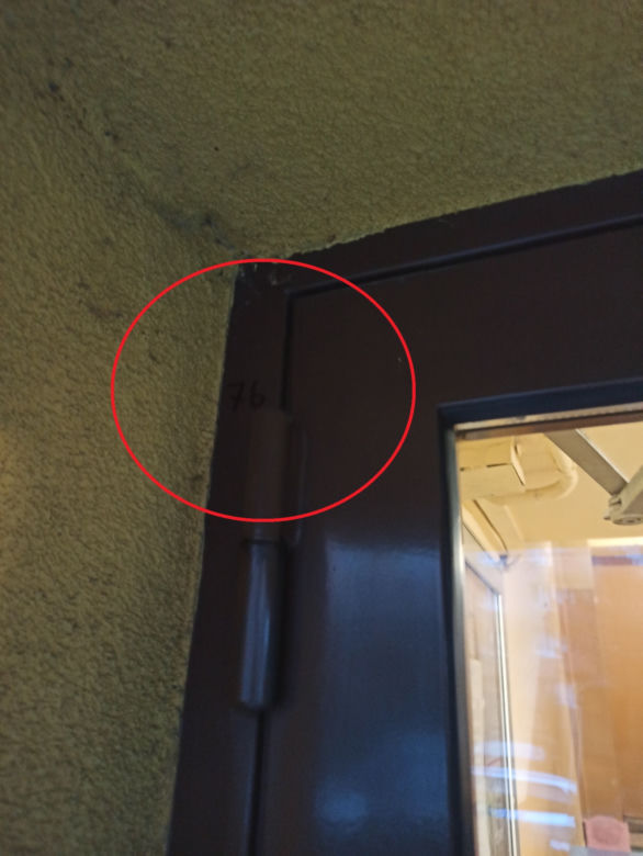 Oznaczenia włamywaczy na drzwiach do klatek na Osiedlu Widok w Krakowie