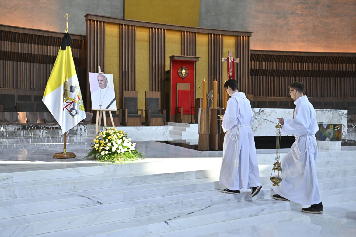 Warszawa żegna papieża Franciszka. Poruszające wpisy w Archikatedrze 