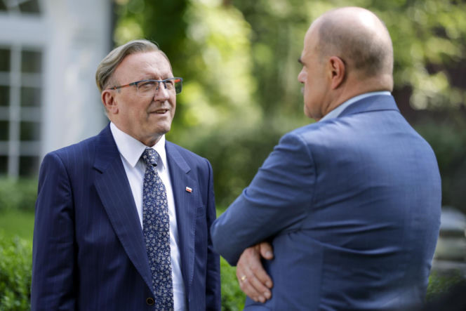 Na zdjęciach z planu "Rancza" zabrakło Olbrychskiego! Za to Lucy kwitnie, a Żak z Barcisiem stają w szranki