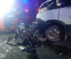 Zderzenie motoroweru z busem DK 11 w Piaskach! Nastoletni braci walczą o życie [ZDJĘCIA]