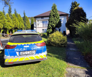Sąsiedzi o Piotrze C., który zabił matkę: Kosił jej trawę, rąbał drewno, woził na zakupy