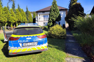 Sąsiedzi o Piotrze C., który zabił matkę: Kosił jej trawę, rąbał drewno, woził na zakupy