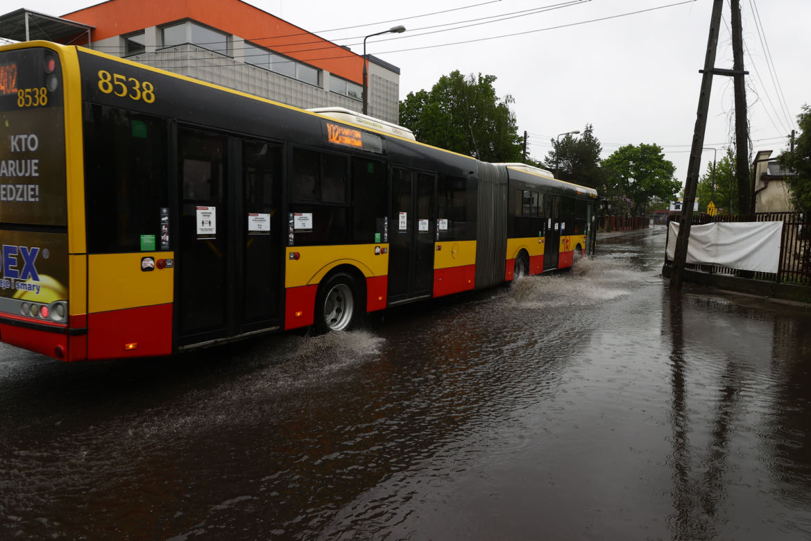 Ulice Warszawy popłynęły po ulewie