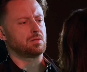 Na Wspólnej, odcinek 3255, reżyser Halicki (Adam Szczyszczaj), Celina Jantar (Joanna Sydor)
