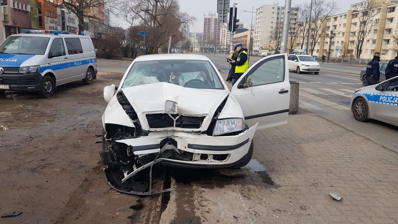 Stracił panowanie nad autem i wjechał na chodnik. Potrącił dwoje pieszych!