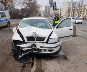 Stracił panowanie nad autem i wjechał na chodnik. Potrącił dwoje pieszych!