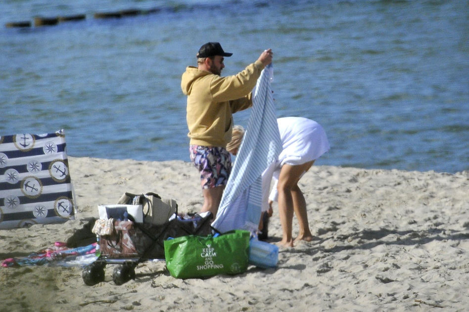 Borys Szyc z rodziną na plaży