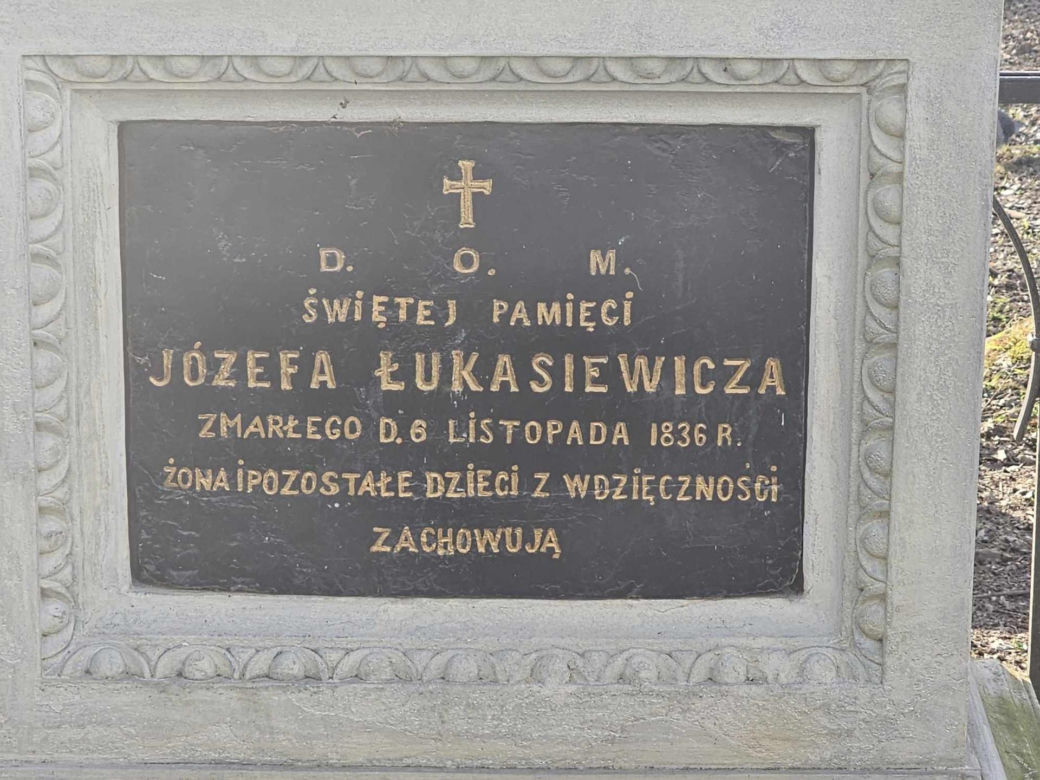  Co pisano na nagrobkach w minionych wiekach?