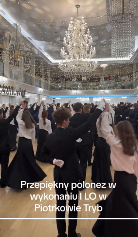 To nagranie ze studniówki zachwyca! Polonez  jak z innych czasów.  Białe bluzki, czarne spódnice