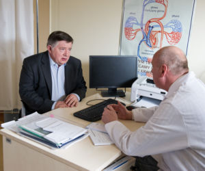 Na Wspólnej odc. 2003. Włodek Zięba (Mieczysław Hryniewicz), lekarz (Marek Sawicki)