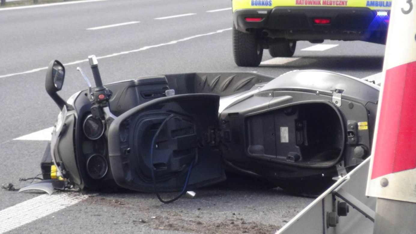 Tragiczny wypadek na S7. Skuterzysta roztrzaskał się o barierki
