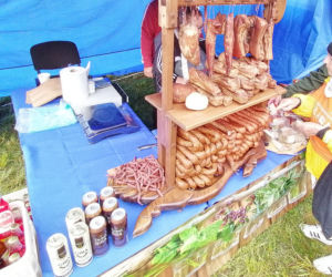 Pomarańczowi rowerzyści najechali zamek w Szymbarku