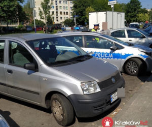 Kraków: Zostawili małe dzieci w zamkniętym samochodzie na słońcu i... poszli na zakupy