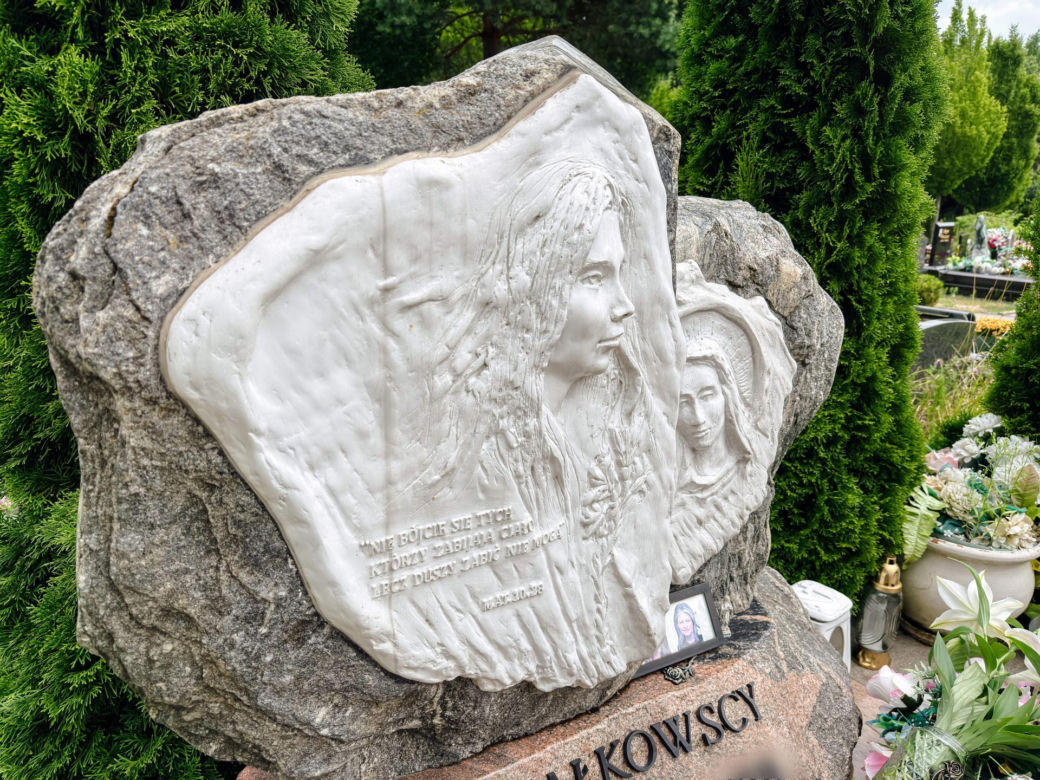 Mama 13-letniej Izy spoczęła obok swojej córki. Nigdy nie doczekała zatrzymania jej zabójcy