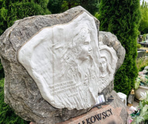 Mama 13-letniej Izy spoczęła obok swojej córki. Nigdy nie doczekała zatrzymania jej zabójcy
