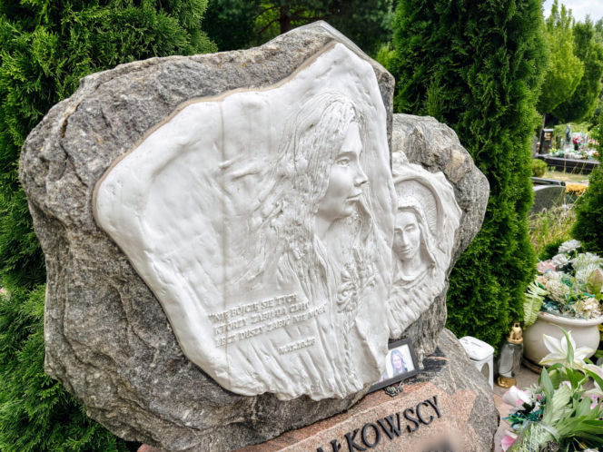 Mama 13-letniej Izy spoczęła obok swojej córki. Nigdy nie doczekała zatrzymania jej zabójcy