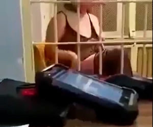 Zatańczyła policjantom na kratach