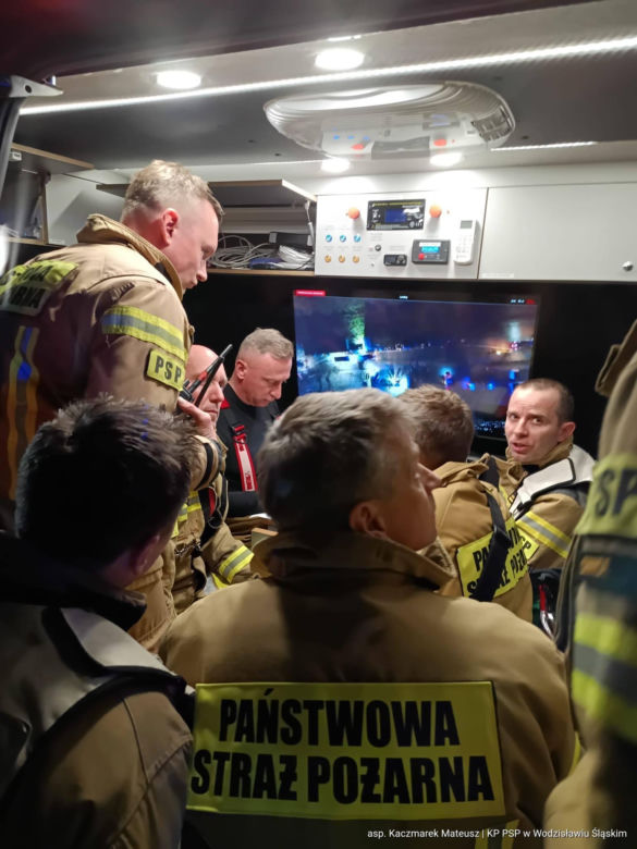 Potężny pożar fabryki drutu w Gliwicach. Strażacy dogaszają pogorzelisko